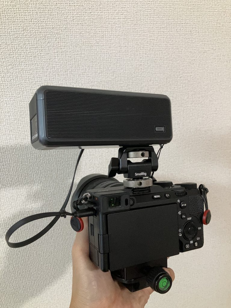 SmallRig Nanoをカメラのコールドシューに取り付けて給電しながら撮影する様子