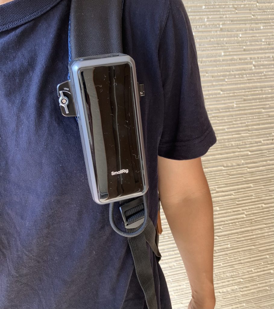 SmallRig Nano36・Nano72をバックパックのショルダーストラップに取り付けた使用例